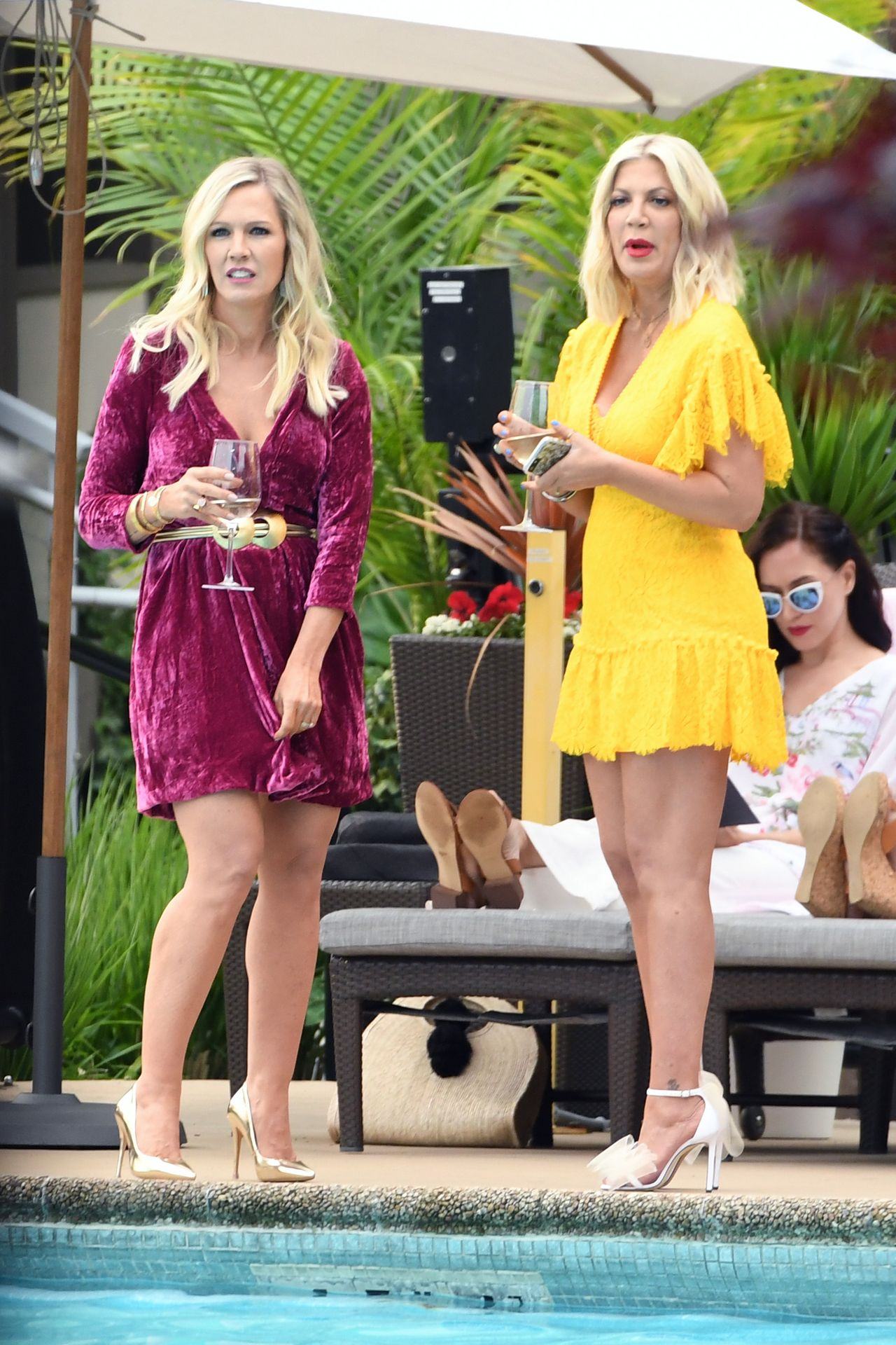 Tori Spelling And Jennie Garth Shows Off Great Cleavage Thefappening Link