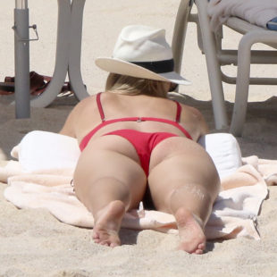 Maria Sharapova Caught Wearing Sexy Bikini On A Beach