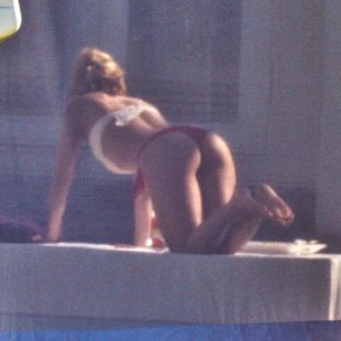 Shakira Exposes Her Gorgeous Butt While Sunbathing