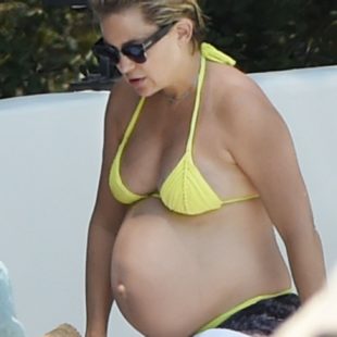 Kate Hudson Paparazzi pregnant bikini Photos