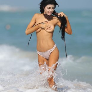 Melissa Howe Topless And Bikini Beach Shots
