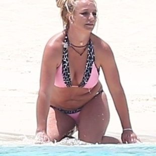 Britney Spears Have Fun In Bikini On A Beach