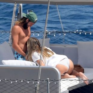Heidi Klum Topless And Sexy Kiss On a Yacht