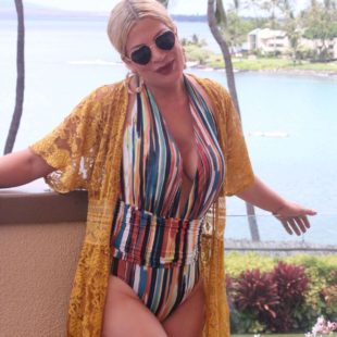 Tori Spelling Sexy Swimsuit In A Pool