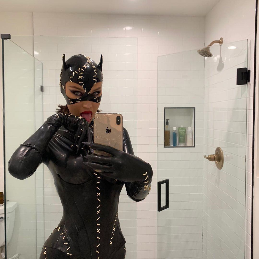 Bella Hadid Doing Hot Selfies In The Catwo