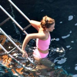 Emma Watson Paparazzi Ass Slip Oops Photos - NuCelebs.com
