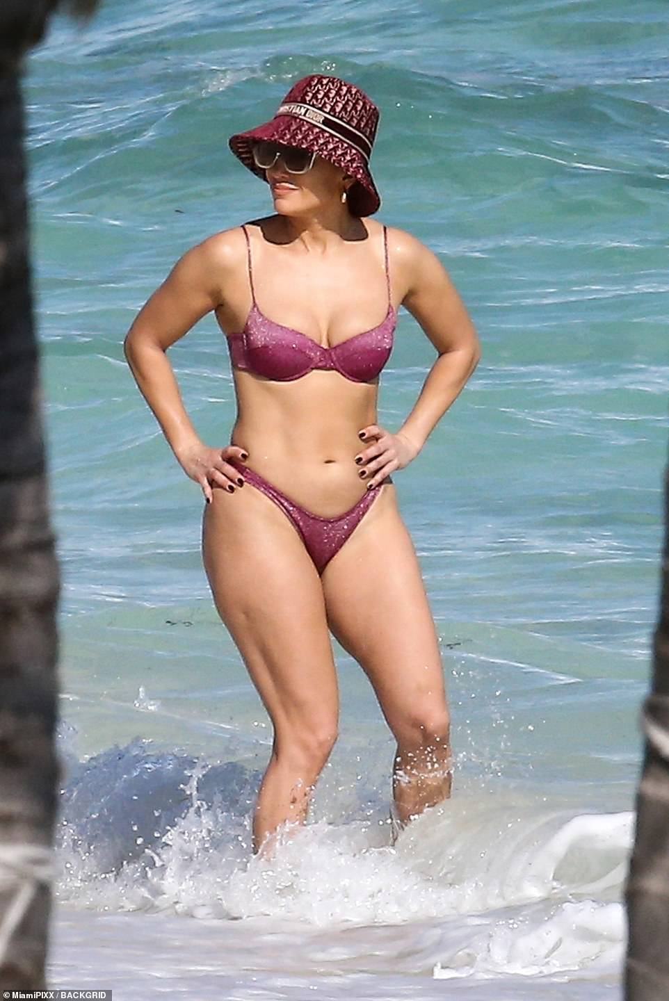 Jennifer Lopez Tight Bikini Cameltoe & Butt Photos 